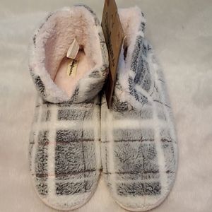 NWT Dearfoams grey and pink plaid slippers